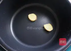 Illustration of how to make coconut black-bone chicken soup without adding a drop of water 2