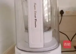 Illustration of how to make black bean and wolfberry soy milk 3