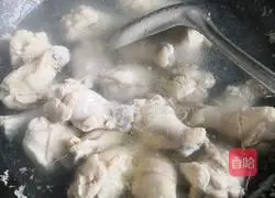 Illustration of how to stew chicken wings with mushrooms and yuba 6