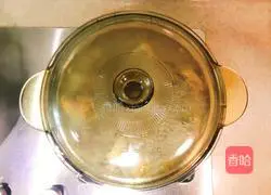 Sichuan - Illustration of how to stew native chicken with walnut flowers 6