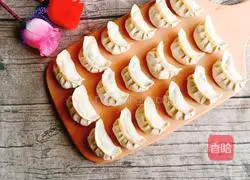 Illustration of how to make zucchini and meat dumplings 11