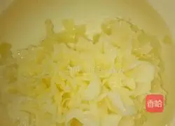 Illustration of how to make rock sugar, snow pear, tremella, red dates, wolfberry and fungus soup 1