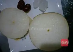 Illustration of how to make steamed pear cups with rock sugar and white fungus 3