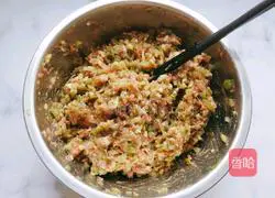 Illustration of how to make celery and pork dumplings 11