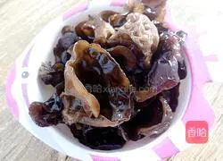 Illustration of how to make fungus and egg soup 4