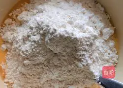 Illustration of how to make purple sweet potato rolls stuffed with roses 6