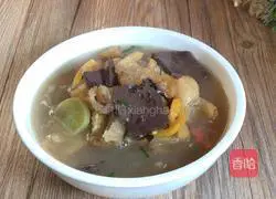 Illustration of how to make tomato and pork blood and meat skin soup 13