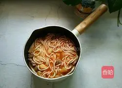 Illustration of how to make spicy beef meatball QQ noodles 10