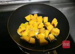 Illustration of how to make fried diced steamed buns with eggs 6