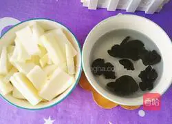 Illustration of how to make yam and fungus soup 2
