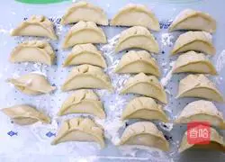 Illustration of how to make crescent dumplings (celery and pork fillings) 16