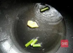 Illustration of how to make pork and cabbage stewed vermicelli 4