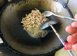 Illustration of how to make steamed noodles with lean meat and plum beans 7