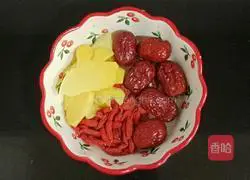 Illustration of how to make peanut, red dates and chicken feet soup 2