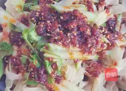 Illustration of how to make spicy tofu skin 4