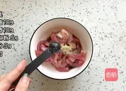 Illustration of how to make shredded pork noodles 1