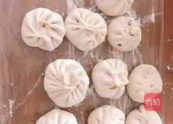 Illustration of how to make chives, vermicelli and egg buns 4