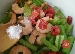 Illustration of how to make cold celery and shrimp 7