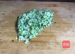 Illustration of how to make broccoli pancakes 3