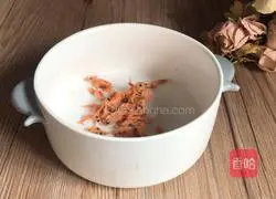 Illustration of how to make dumpling skin noodle soup 1