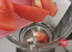 Illustration of how to make dragon fruit and tomato whitening juice 3