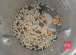 Illustration of how to make walnut and sesame paste 3