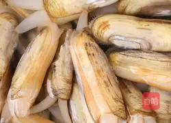 Illustration of how to make steamed vermicelli with garlic razor clams 1