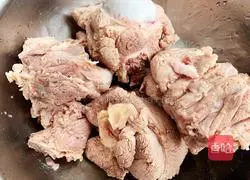 Illustration of how to make Poria Pork Bone and Dampness Removing Soup 4