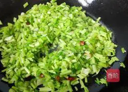 Illustration of how to make fried eggs with celery 5