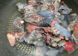 Illustration of how to make fragrant black-bone chicken soup 1