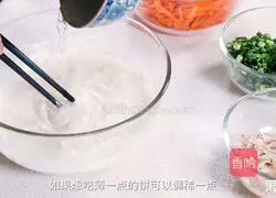 Illustration of how to make green onion, shrimp skin and carrot pancakes 5