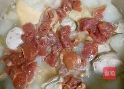 Illustration of how to make pork meatball and radish soup 7