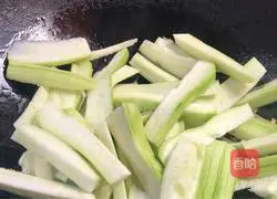 Illustration of how to make loofah noodles 6