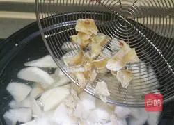 Illustration of how to make rock sugar, snow pear and lily soup 7