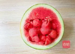 Illustration of how to make summer watermelon bubble bucket 4