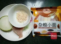 Illustration of how to make loofah, minced pork and shrimp skin noodles 1