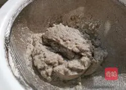 Illustration of how to make peanut black soy milk 10