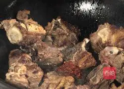 Illustration of how to make radish stewed with beef bone soup 3