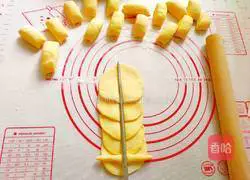 Illustration of how to make a bouquet of yellow flowers 13