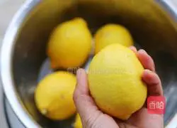 Illustration of how to make homemade lemon honey water 3