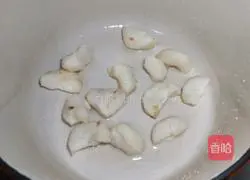 Water chestnut, snow pear and red date soup recipe 3