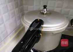 Illustration of how to make pork ribs and lotus root soup 9