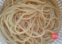 Illustration of how to make shrimp pasta 6