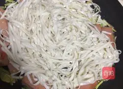 Illustration of how to make fried noodles with green onion luncheon meat 5