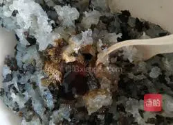 Illustration of how to make small goldfish wontons with fungus, shrimp and meat 4 