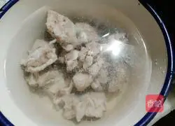 Illustration of how to make dragon bone, bitter melon and soybean soup 3