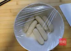 Illustration of how to stretch noodles 6