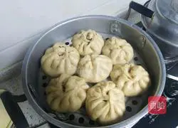 Illustration of how to make red bean paste buns 9