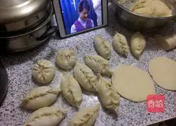 Illustration of how to make pork and cabbage buns 8