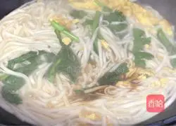 Illustration of how to make chrysanthemum egg noodle soup 8
